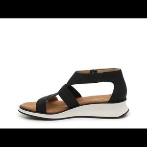 NWT! Adrienne Vittadini Black Sport Mabelle platform Sandal. Size 8 1-2. Best